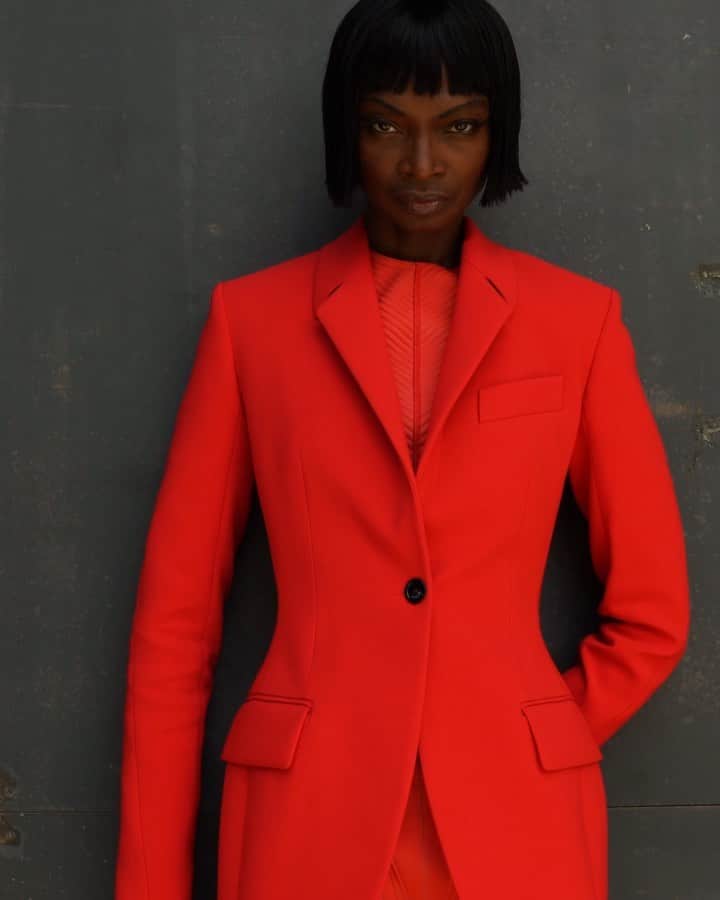 のインスタグラム：「Debra Shaw, american model, singer/songwriter and advocate for diversity in fashion based in Paris, for Mugler Resort 2020. - Debra wears an iconic red tailored jacket over a red embossed jersey top with matching cycling shorts, red nail rings over red sheer gloves. - Visual @studio.m.antwerp  Model @madamedebrashaw #mugler」