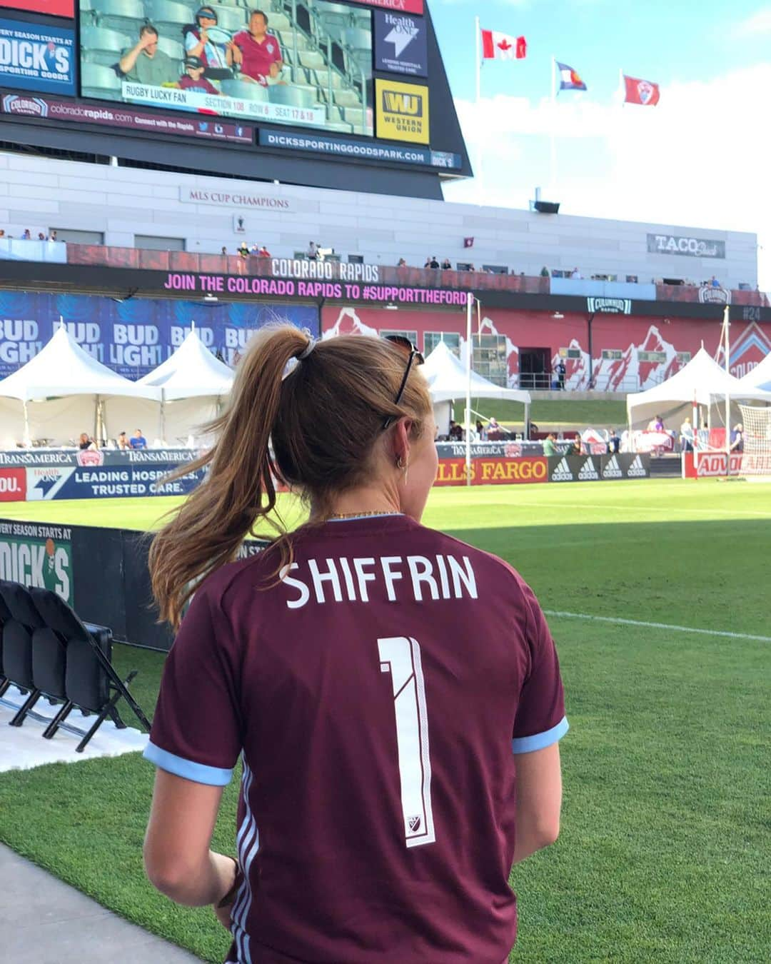 ミカエラ・シフリンさんのインスタグラム写真 - (ミカエラ・シフリンInstagram)「#FlashbackFriday to the time I tried to fit in with pro soccer players. Big game today for the @uswnt!! Cheering loud for our girls!!🥳🤗🥳🤗 #GoUSA 🇺🇸‼️ #OneNationOneTeam」6月29日 1時51分 - mikaelashiffrin