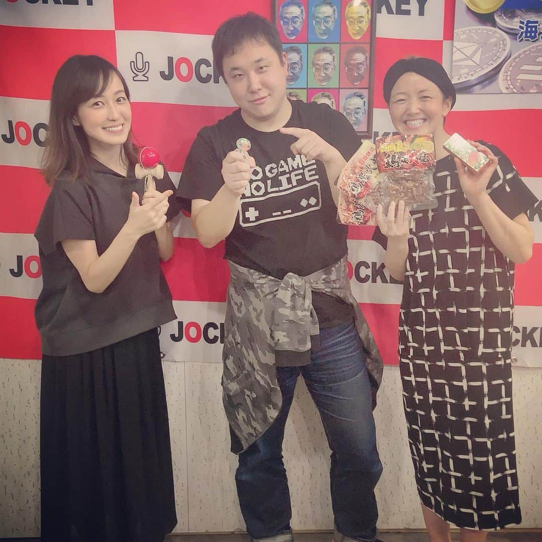 及川奈央さんのインスタグラム写真 - (及川奈央Instagram)「ジョッキー生放送 ご視聴ありがとうございました。 九州の名産もありがとうございました。 ブシュブシュの玩具を届けに大桶さんが来てくださり対決用のけん玉まで貸してくださいました。 久下ちゃんも舞台本番中だけど間に合ってくれました。 先程帰宅したので、ハイボールいただきながらブシュります  #JOCKEY  #ニコジョッキー #類類 #自然体にもほどがある #生放送」6月29日 1時56分 - naooikawa