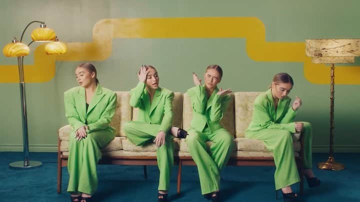 サブリナ・カーペンターのインスタグラム：「#inmybed video out now💛  LINK IN BIO TO WATCH NOW」