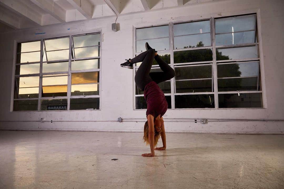 のインスタグラム：「Sometimes a girl just wants to treat herself and freestyle....oh...yeah I definitely fell on my behind right after taking this pic. ALL A PART OF THE CREATIVE PROCESS 😂🙈#ad 📸: @iamsantifox」