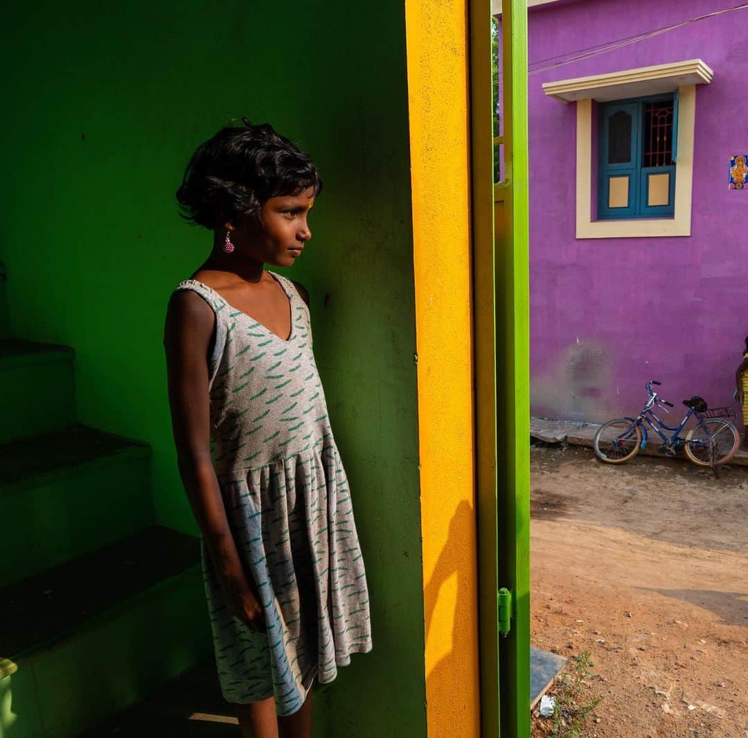 Michael Yamashitaさんのインスタグラム写真 - (Michael YamashitaInstagram)「Sponsored by @sonysingapore | Girl in a doorway in the village of Vilachery, India. Sony’s Eye Autofocus technology locks onto and tracks the eyes, even when she looks away, and out the door. Real-time Eye Autofocus ensures the shot is sharply captured.  EXIF: 1/125sec, f/6.3, ISO100 #SonyAlpha #A9 + #SonyGMaster #SEL1635GM #SonyEyeAF @sonysingapore」6月29日 2時03分 - yamashitaphoto