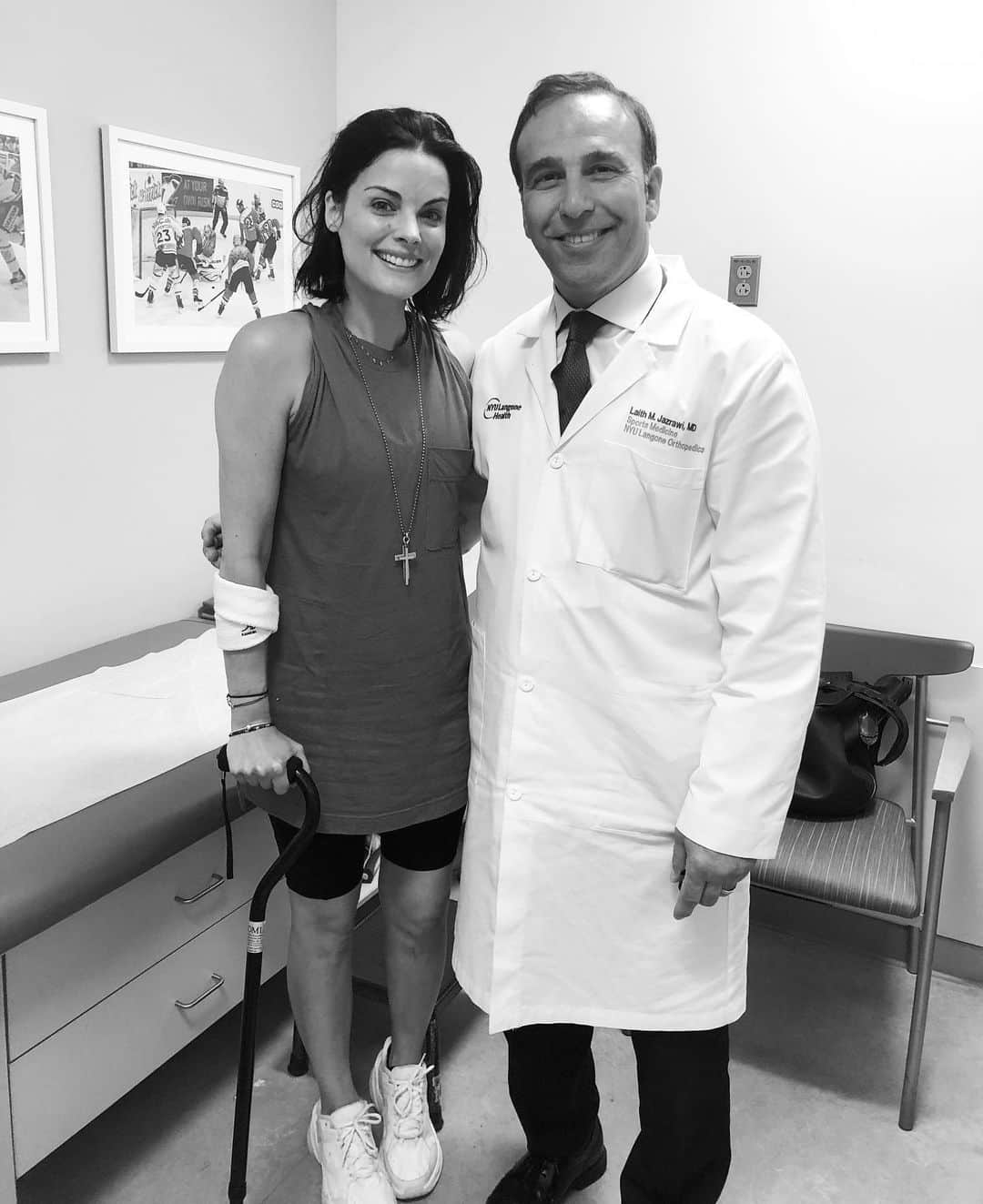 ジェイミー・アレクサンダーさんのインスタグラム写真 - (ジェイミー・アレクサンダーInstagram)「Huge thanks to my amazing surgeon, Dr. Laith Jazrawi (and team) for my new, incredible, bionic knee! 😂🙌🏻💙💙💙 #nyulangone #nyusportsmedicine」6月29日 2時05分 - jaimiealexander