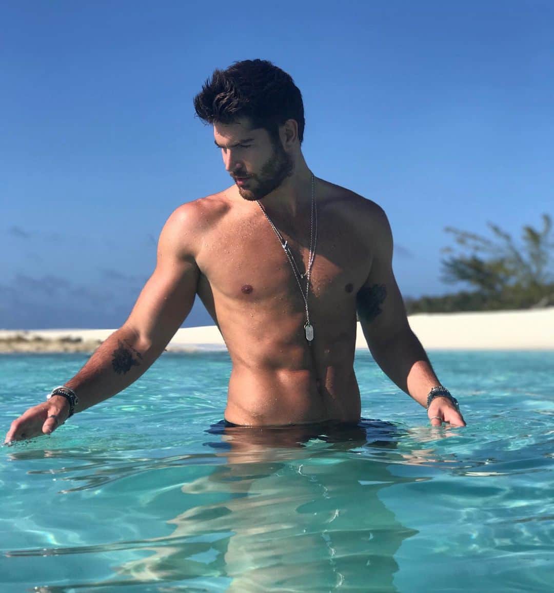 ニック・ベイトマンのインスタグラム：「Aquaholic」