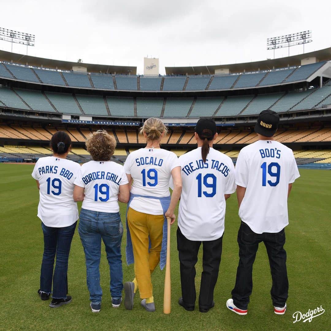 Los Angeles Dodgersさんのインスタグラム写真 - (Los Angeles DodgersInstagram)「On July 2, the Dodgers will kick off the first ever #LAFeedsBlue Chef Series at Dodger Stadium with @levy.restaurants! Each Chef Series homestand will feature food items from a local restaurant. @trejostacos, the first installment of the series, will be available until July 7.」6月29日 2時24分 - dodgers
