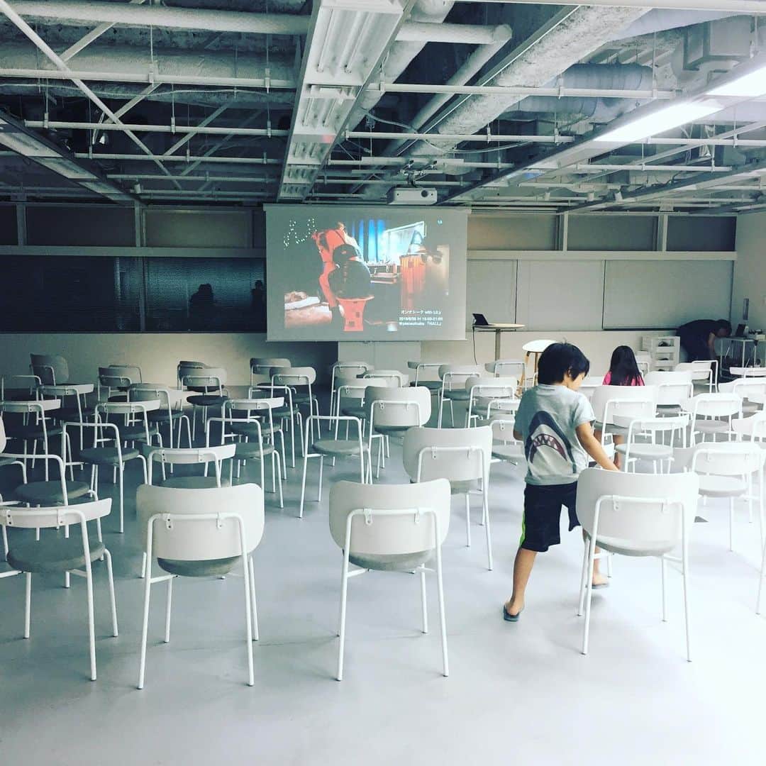 LiLyさんのインスタグラム写真 - (LiLyInstagram)「聞かれては困る 話がメインだったので、 終わりがけに。w  子供達に 仕事をする私を みてもらえたことも、 本日の喜びでした🦋  #育児 と #仕事  プロップスないと 言うこときかないから 上げたい所存 #ママのプロップスw #私非常になめられがちw」6月29日 2時16分 - lilylilylilycom