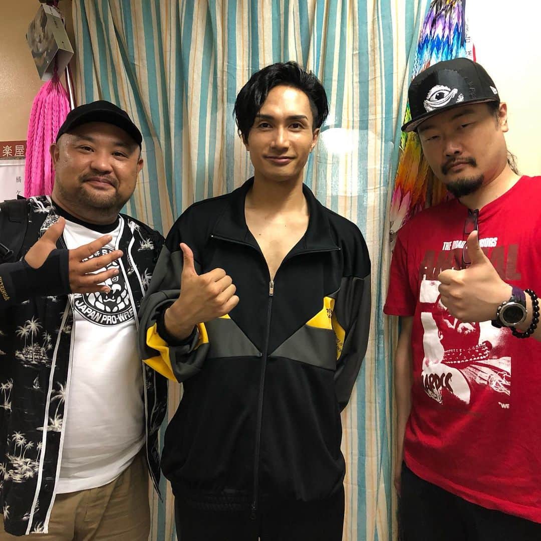 丸山ゴンザレスのインスタグラム：「‪舞台『魍魎の匣』を小説家の佐藤究先生と観劇。橘ケンチさん演じる京極堂の妖艶さが際立ちました。あの世界にもっと浸っていたいと思いました。‬」