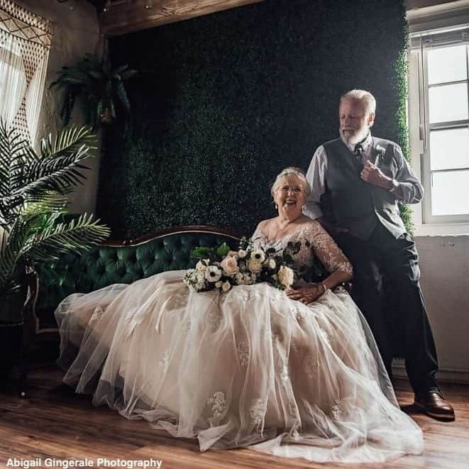 ABC Newsさんのインスタグラム写真 - (ABC NewsInstagram)「Photographer captures her own grandparents in stunning photos for their 60th wedding anniversary. #wedding #anniversary #photography #love」6月29日 2時38分 - abcnews