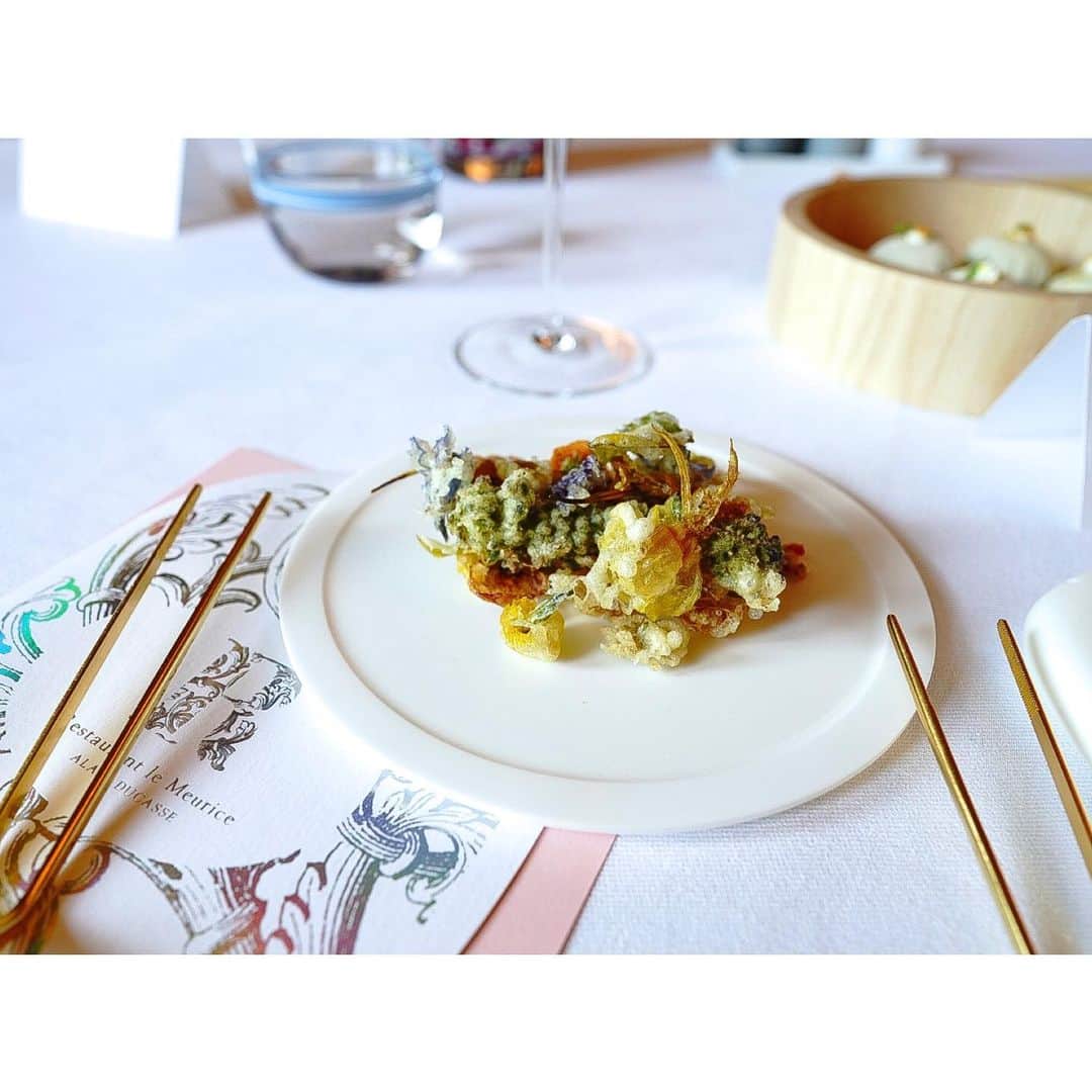 石井美保さんのインスタグラム写真 - (石井美保Instagram)「訪れるたびに新しいワクワクがあるアランデュカス。 テーブルウェアもお料理も究極のモダン。#ルムーリスアランデュカス」6月29日 2時48分 - miho_ishii