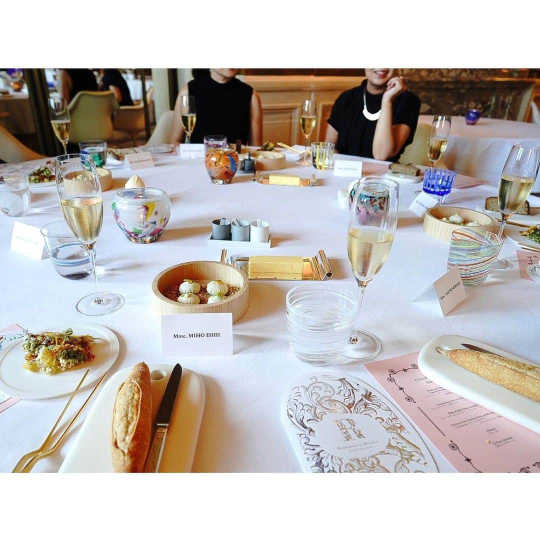 石井美保さんのインスタグラム写真 - (石井美保Instagram)「訪れるたびに新しいワクワクがあるアランデュカス。 テーブルウェアもお料理も究極のモダン。#ルムーリスアランデュカス」6月29日 2時48分 - miho_ishii