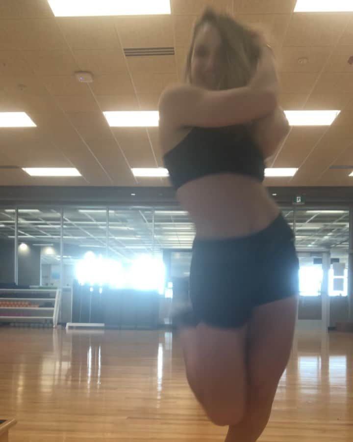 ヴィクトリア・ダフィールドのインスタグラム：「The feeling when you finish your workout!💁🏼‍♀️. Thank you @tiffanyhoughton & @thatgirllaylay for this summer banger right here! Girl powered ❤️ #GetToLovin」