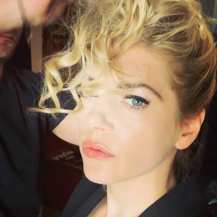 キャサリン・ウィニックのインスタグラム：「Sneak peek of my cover shoot for @venimagazine.  #comingsoon」