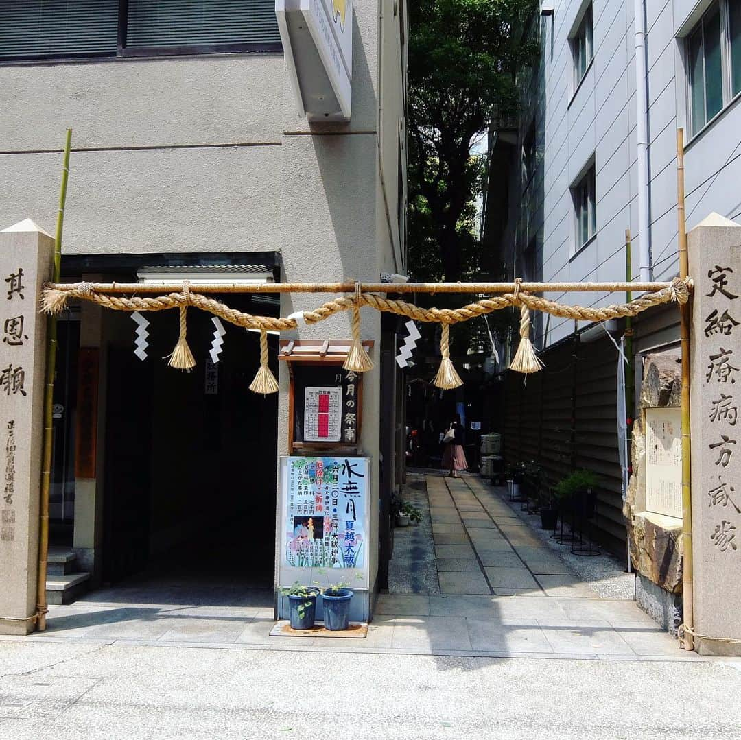 桂春雨さんのインスタグラム写真 - (桂春雨Instagram)「一日早く夏越の大祓をしに、近所の少彦名神社へ。茅の輪くぐりをして、帰りに高麗橋の和菓子屋さん菊屋で『水無月』も買いました。 #夏越 #大祓 #少彦名神社 #神農さん #茅の輪くぐり #厄除け #道修町 #高麗橋 #菊屋 #水無月 #instaphoto #monochrome #shrine #osaka #japan」6月29日 13時53分 - harusamek