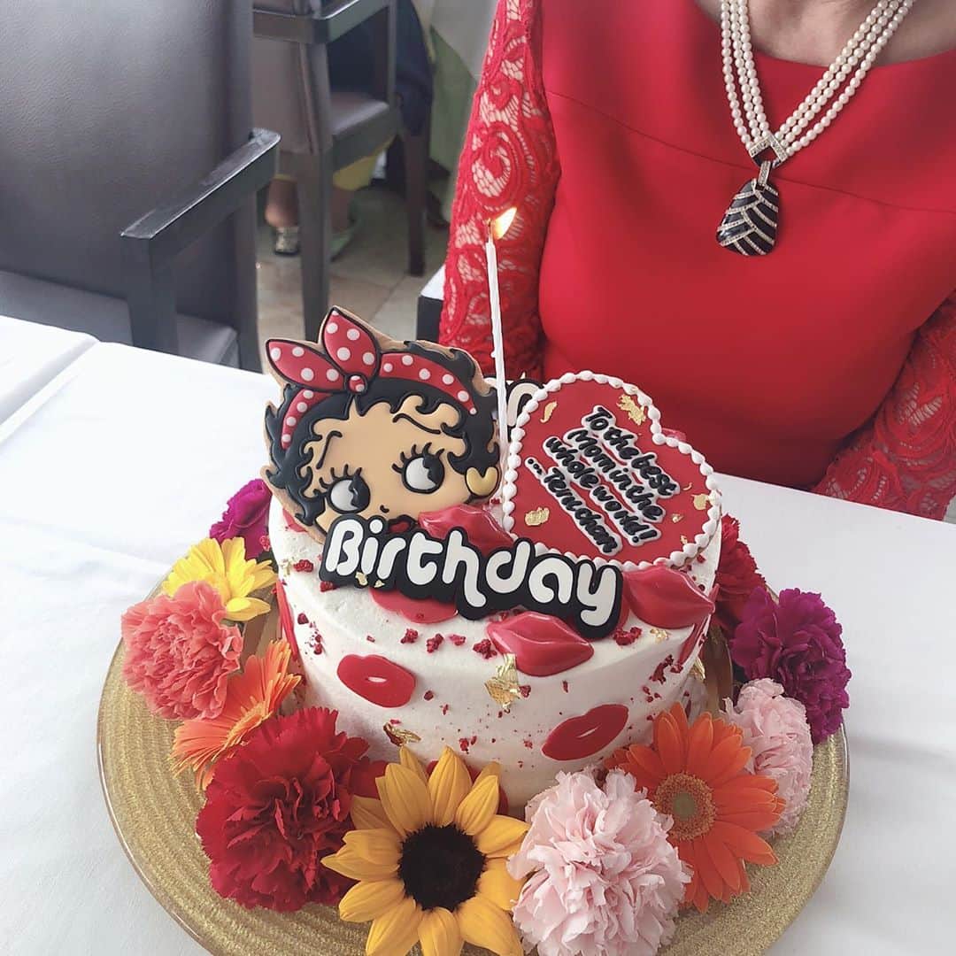 MALIAさんのインスタグラム写真 - (MALIAInstagram)「Happy Birthday to my mom♥️ 6月21日はママのお誕生日🎂🥂✨ . 毎年ベティちゃんのケーキで お祝いしてるのだけど、今年は赤🌹 . ママが赤いワンピース着るって聞いて 今年もあいちゃん ( @ai_okada_ )に 作ってもらいました♥️♥️♥️♥️♥️ . 小学校からのお友達、中学校からのお友達、 高校時代からのお友達と、 私の長年のお付き合いのお友達とみんなで お祝いしたよ☺️♥️ #照代誕生会 . どんな時も誰にでも優しいママが大好き♥️ これからも元気で、笑顔で、健康でいてね🙏🏼♥️✨」6月29日 13時54分 - maliarehman