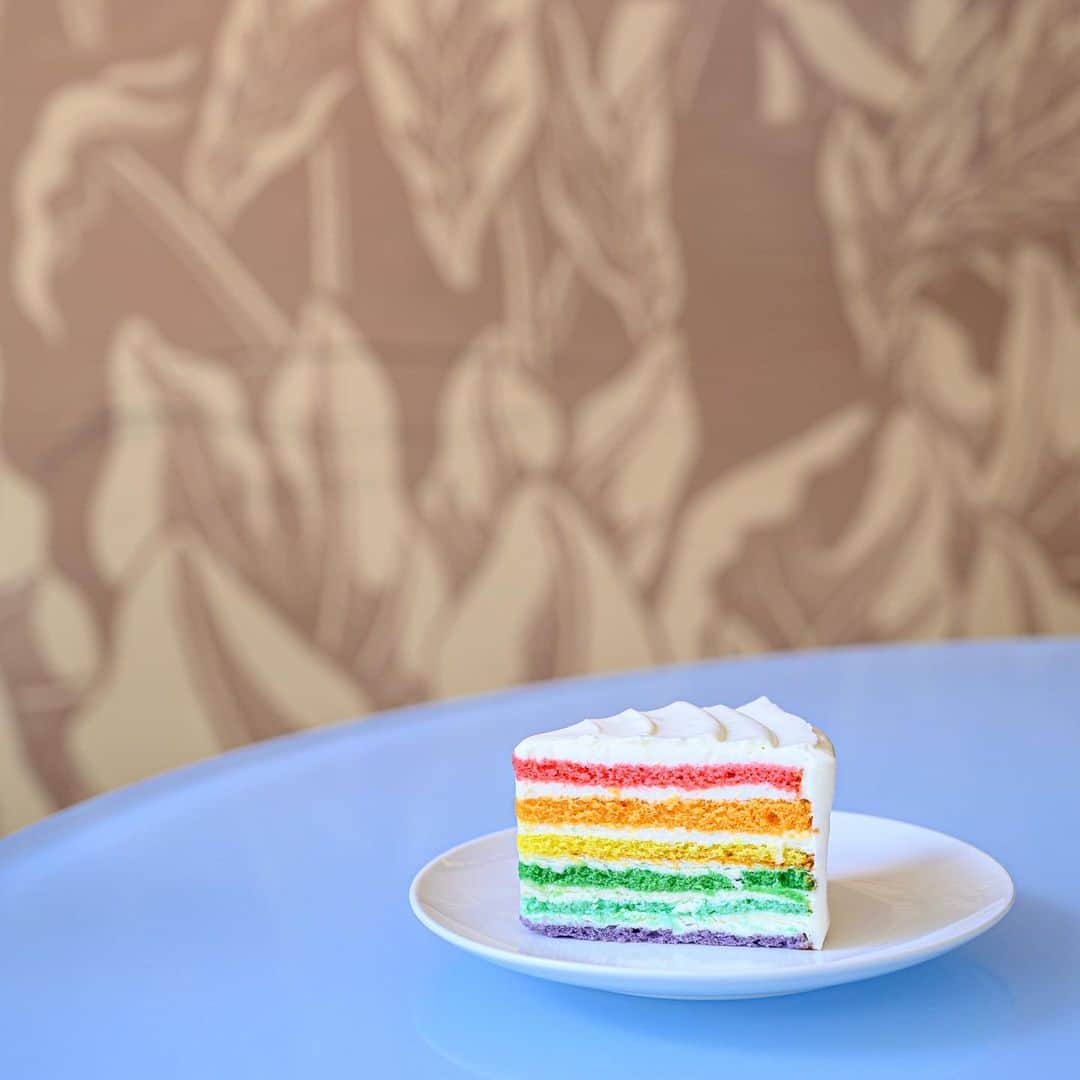 Hanako公式さんのインスタグラム写真 - (Hanako公式Instagram)「ハワイならではの萌え断！虹色カラーでハッピーに🌈﻿ ﻿ 日本のケーキ屋さんをコンセプトにした繊細なスイーツが好評の〈kulu kulu〉。カラフルなレイヤーが目を引く「レインボーケーキ」は、ひとつずつフレーバーが異なり、トロピカルな味わいを楽しめます！﻿ ﻿ 【Hanako_ハワイ特集発売!!】﻿ #Hanako #Hanako_magazine #kulukulu #レインボーケーキ #ハワイ #ハワイ旅行 #アロハ #ハワイグルメ #ハワイカフェ #ハワイホテル #ワイキキ #オアフ #ハワイ島 #ハワイ大好き #女子旅 #海外旅行 #hawaii #hawaiilife #waikiki #instahawaii #hawaiitrip #travelgram #instatravel #genic_hawaii #beach #photoby_HisashiUchida」6月29日 13時47分 - hanako_magazine
