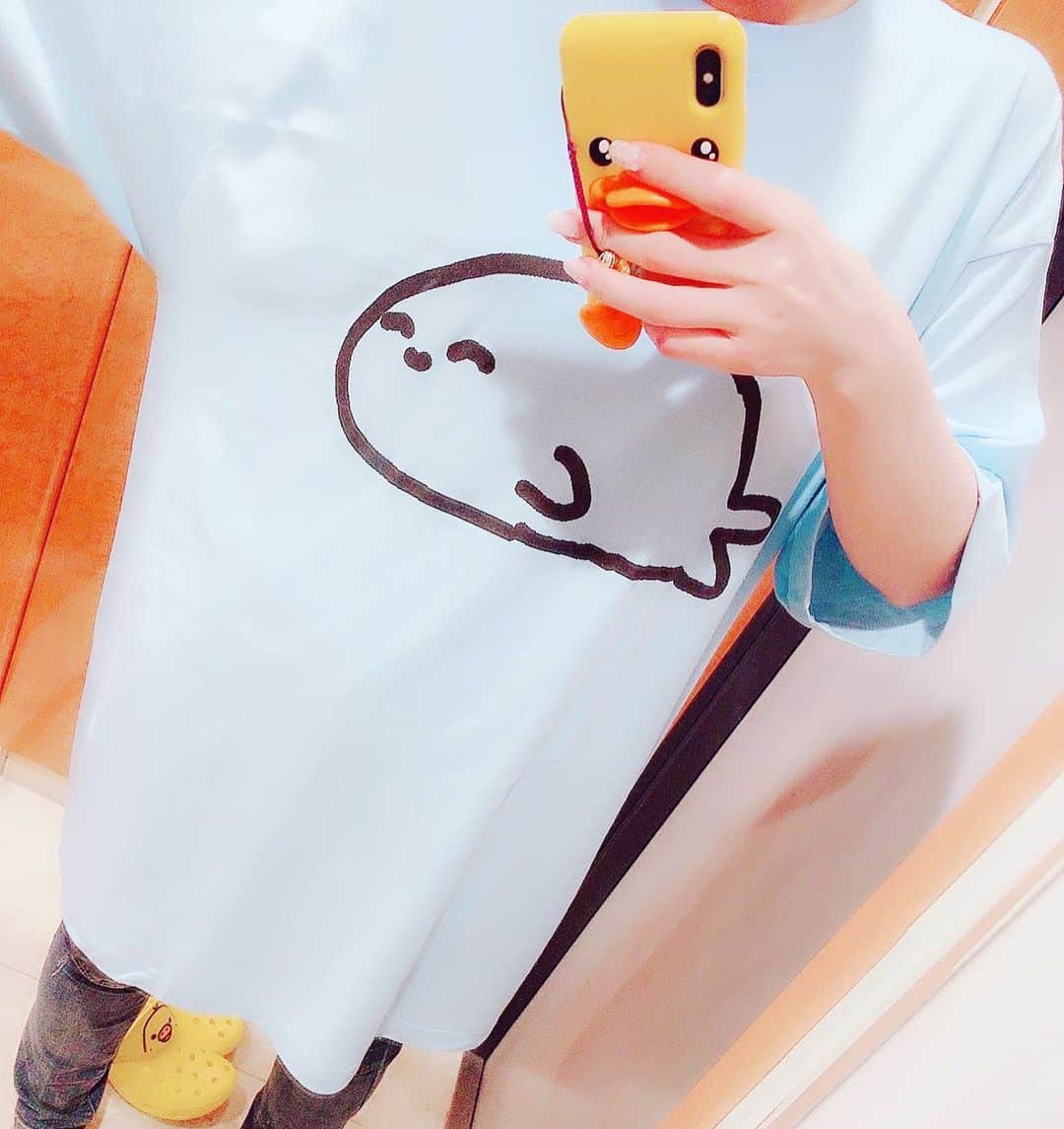 手島優さんのインスタグラム写真 - (手島優Instagram)「私が着てたのはアザラシちゃんおテーシャツ❤️ ゆるい表情可愛くて好きなのです☺️大きめサイズも可愛くて好きなのです✨  #テーシャツ #アザラシ」6月29日 13時53分 - tejimayuu0827