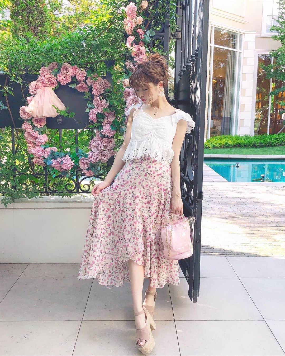 のインスタグラム：「. お気に入りコーディネート💐 このブラウスかなり可愛い💓 沢山着回し出来ます👗💫 . スカートとブラウス @rasmile_official  バッグとサンダル @honeysalonbyfoppish 💫 . . 透明バッグ流行ってて可愛いよね💓 えりんことお揃いなんだ🥰💫 . ヘアは @miomiooooooo77 さん👸 . . . . . #honeysalon#ハニーサロン#girlfriendssalon#ガールフレンズサロン#花柄スカート#ブラウス#お城#ホテル#プリンセス#お団子ヘア#お団子アレンジ#サンダル#マキシスカート#レーストップス#レースブラウス#rasmile#名古屋#nagoya#princess#dress#flowers」