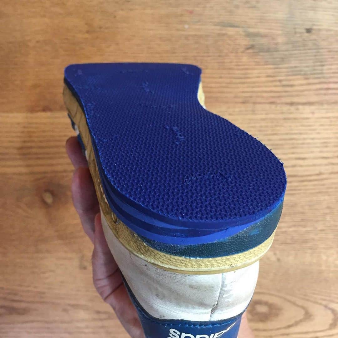 Sneaker At Randomさんのインスタグラム写真 - (Sneaker At RandomInstagram)「アディダスのリソールご紹介です。今回は青いビブラムソールを使用しました。ソールの色や厚みなどスニーカーのデザインに合わせて修理いたします！ * #アディダス #adidas #スニーカーアトランダム #スニーカー #スニーカー修理 #修理職人 #市川 #本八幡 #sneakeratrandom #sneaker #shoestagram #repair」6月29日 12時19分 - sneaker_at_random