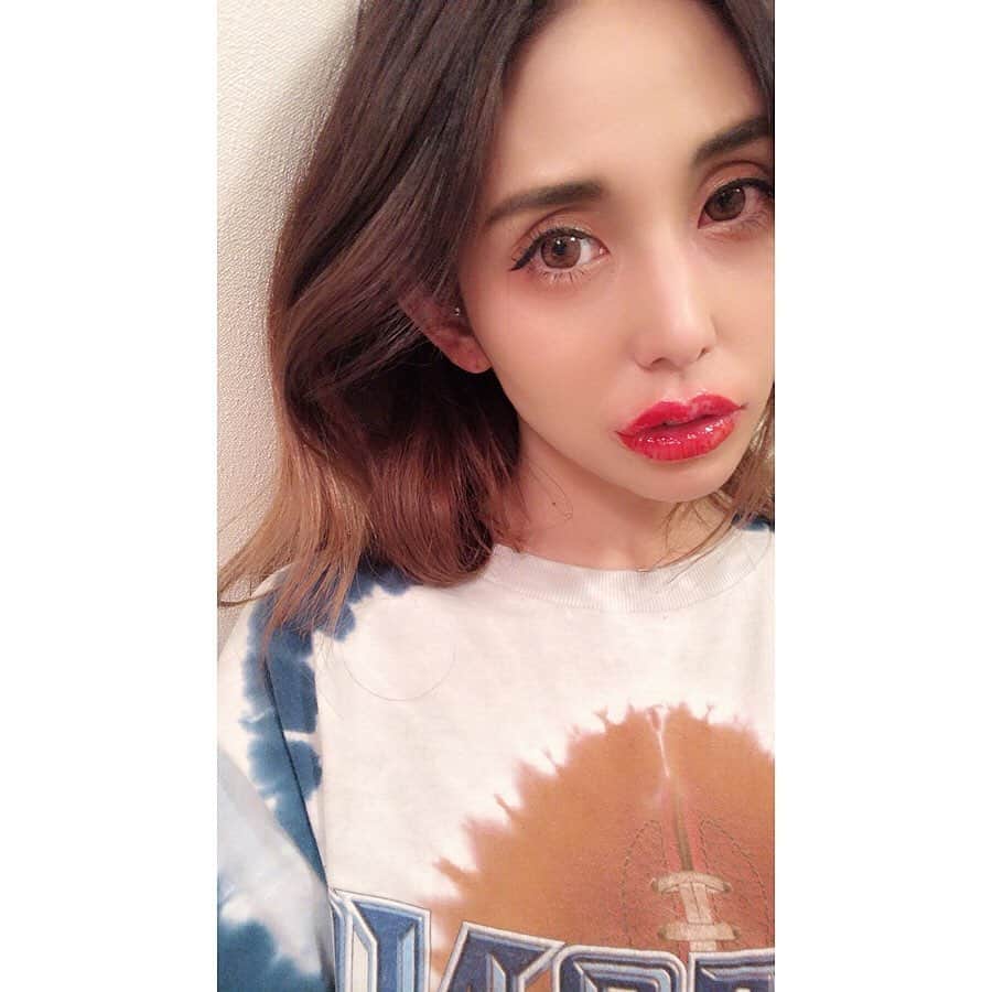 出浦寛子（HIROKO）のインスタグラム：「. . リップのアートメイク経過💄💋 3日目~4日目！ . . あ❣️ 乾燥対策のワセリンを綿棒で塗ってたらペロン✨と！ そこにはナチュラルな血色の新しい唇が！😍💋‪︎💕︎💕 . . ❌無理に剥く ❌こする ☝️🏻キレイな色を定着させる為に1日くらい我慢しよう😌✨ . . . 眉のアートメイクが無料‼️ になるサマーキャンペーン中🌴🏖🌈 @8cli.b をcheckしてみて💖✨ . . . #恵比寿ハチクリニック#ハチアート#ハチクリ #ハチクリビューティ#ハチクリビューティー #アートメイク#メディカルアートメイク#医療アートメイク #パーソナルストローク#時短メイク#落ちないメイク#artmake#microblading#beauty #detsuko#deurahiroko#でつこ#出浦寛子 . .」