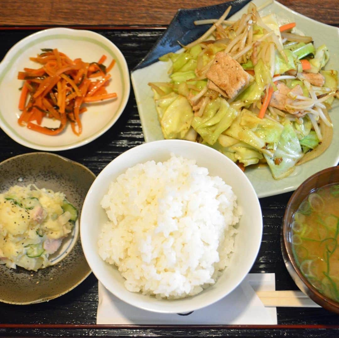 The Japan Timesさんのインスタグラム写真 - (The Japan TimesInstagram)「"Teishoku" is a simple meal that satisfies millions of workers and students across Japan day after day. It is usually a classic combination of rice, miso soup, vegetables, and a main dish of meat or fish. In 2018, Shintaro Nakamura, who’s been working at restaurants since his early 20s, decided the time had come to set up his own teishoku restaurant, Kyoto's Shokudo Marushin. "I was turning 50 and it was finally time to make the dream of running my own place come true," Nakamura says. Read the full story on The Japan Times online. (J.J. O'Donoghue photos) . . . . . . #Japan #Kyoto #teishoku #japanesefood #instafood #日本 #京都 #定食 #定食屋 #食事 #レストラン #美味しい #食べ物 #🍱」6月29日 12時44分 - thejapantimes