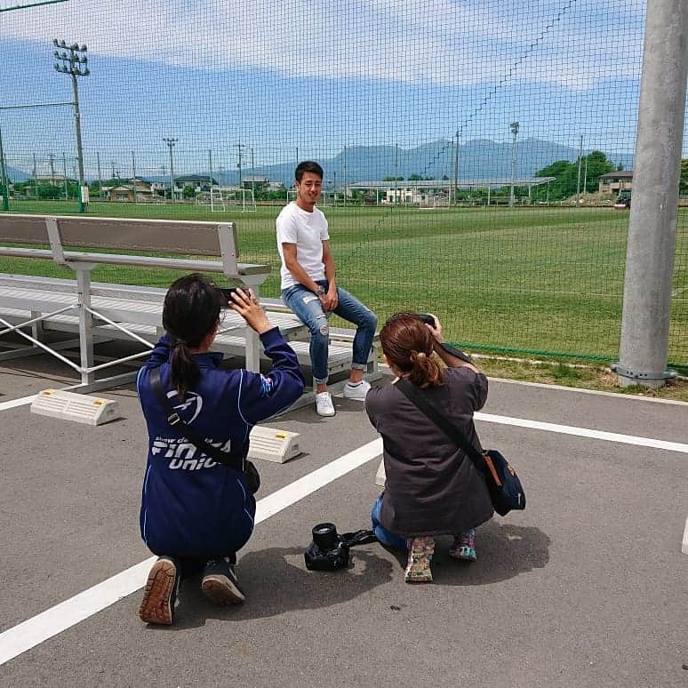 武藤乃子さんのインスタグラム写真 - (武藤乃子Instagram)「📖 群馬のスポーツを応援する『エールスポーツ群馬vol.5』が発売です。  早くも夏の高校野球の季節⚾ 注目校に取材にうかがいました。  そしてザスパからは、ルーキーの髙澤優也選手⚽ 編集部からは「アイドルみたいな写真で…」という指示でしたが、さすがの度胸で撮影にも応じてくださいました。 とはいえ、だいぶ照れていらっしゃいましたが😁 撮影時のオフショットをどうぞ📷  vol.5は、読みごたえたっぷりです。 県内の書店や一部コンビニ、ザスパのホーム戦会場、オンラインなどで購入できます。ぜひ。  #エールスポーツ群馬 #スポーツマガジン #ザスパクサツ群馬 #群馬クレインサンダーズ #パナソニックワイルドナイツ #周東佑京 #小淵雅 #高城佑太 #髙澤優也 #高校野球」6月29日 12時36分 - muto_noriko.11