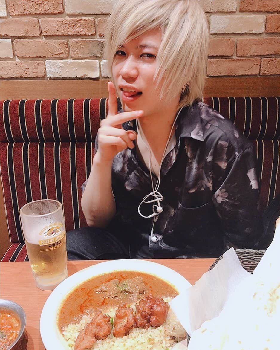 地獄寺紅蓮丸のインスタグラム：「彼氏がイヤホンネックレスみたいに付けてカッコ悪いピースしながらカレー食べてるなう に使っていいよ」