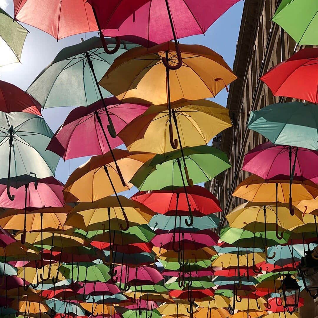 PAUL & JOE BEAUTEさんのインスタグラム写真 - (PAUL & JOE BEAUTEInstagram)「・⠀ 【From Paris🇫🇷】⠀ In a passage way of Le Village Royal lined with shops near L'église de la Madeleine is the beautiful Umbrella Sky Project. Beautiful colors fill the sky, making it impossible to not feel uplifted and inspired✨✨ ⠀ Always inspired by the beautiful colors and landscapes of Paris, Paul & Joe brings moments like this to life through our wide array of color cosmetics…come into our world😻💕⠀ ⠀ @levillageroyal⠀ ⠀ ■GEL BLUSH⠀ ■Gel Foundation N SPF25 PA++⠀ *check local markets for availability*⠀ ⠀ #PaulandJoe #paulandjoebeaute #ポールアンドジョー #levillageroyal #paris #umbrella #umbrellaskyproject #summer #primer #bestseller #basemakeup #foundation #GelFoundation #refreshing #poreless #gel #blush #moisture #makeup #hydrate #colorful #ベースメイク #ジェルファンデーション #UVカット #ジェルブラッシュ #ジェルチーク #チーク #保湿 #デパコス #ツヤ肌」6月29日 12時41分 - paulandjoe_beaute