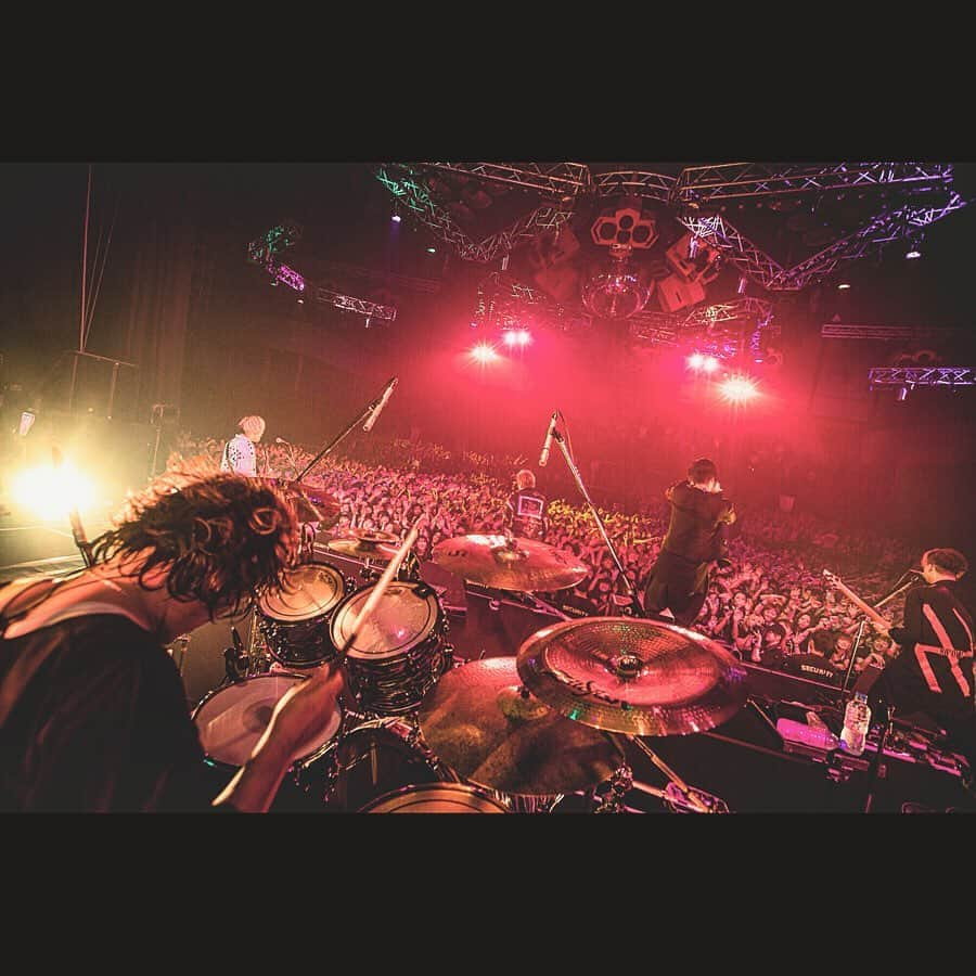 N∀OKIさんのインスタグラム写真 - (N∀OKIInstagram)「20th Anniversary  Beginning of the Story  新木場STUDIO COAST  前半戦ファイナルは 切願の BRAHMAN  97年今は無き大阪 天保山BAYSIDEJENNY 初めての衝撃  2002年 高田馬場フェイズ 初対バン  2011年  いしがきMUSICFESTIVAL 酔いどれ邂逅  そして2019 初サシ対バンまで 遠回りして 色濃く熟成された22年  BRAHMAN MC無しの 無言のメッセージ 生ききる突き抜ける 正にあの頃へ Flash Backしゃした  懐かしくも 前向きな未来へ 貫き続ける力もろた  朝まで幡ヶ谷にて 絆もさらに深まって 言葉にならない ええ１日した  ありがとうございました  また必ずや  写真  オブラートコンドーム @kawado_photo  #BRAHMAN #ROTTENGRAFFTY」6月29日 12時42分 - chairoy1945