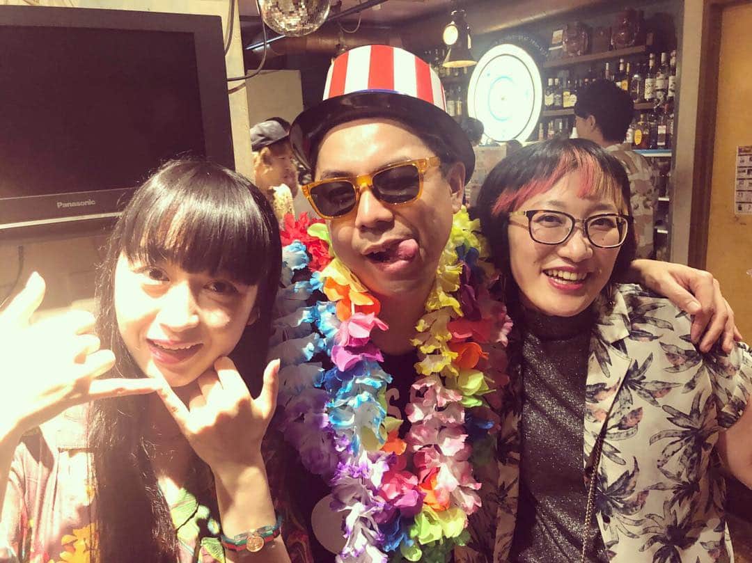 松浦志穂のインスタグラム：「ハワイに移住されるギンナナ菊池さんのいってらっしゃい会👋🌺 ・ 朝までずーっと皆んな笑顔だったなぁ、、アロハだなぁ、、🤘⛱きくっちゃんは山形県酒田市育ちで同郷として会えば嬉しくどこかホッとする先輩でした✨✨エンプティステージでは半年くらい同じチームだった時は皆んなでお酒片手に歩いて帰ったり、、アラサー、アラフォー、アラフィフで青春みたいだったなぁ🌈🌈🌈 ・ ふと見るとギンナナさんがコンビ隣同士で座ってていい感じに酔っ払ってた金成さんがきくっちゃんに寄りかかり、っっこれは！！！とすぐに松浦ナタリー📸魂に火がついてめちゃくちゃ連写したら全部とんでもなく良い写真🎉本当に仲の良いコンビでいらっしゃる、、✨✨ ・ きくっちゃんとにかくお体には気をつけてハワイいってらっしゃいー🥳🥳🌺🌺🌈🌈 ・ #ギンナナ菊池  #ギンナナ金成  #ハワイ #いってらっしゃい  #何かを始めるのに年齢なんて関係ないということを #きくっちゃんの背中で見せていただける #急に熱いタグ」