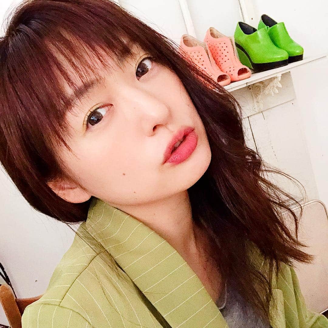 のインスタグラム：「* 今日はイエローシャドーに グリーンのセットアップで 媚びない系攻めメイクです  女性が自由に仕事を追い求める 結婚だけの幸せじゃなくて 自分の幸せを見つめる そんな気持ちを 胸にして  イベントの司会してきまーす！」