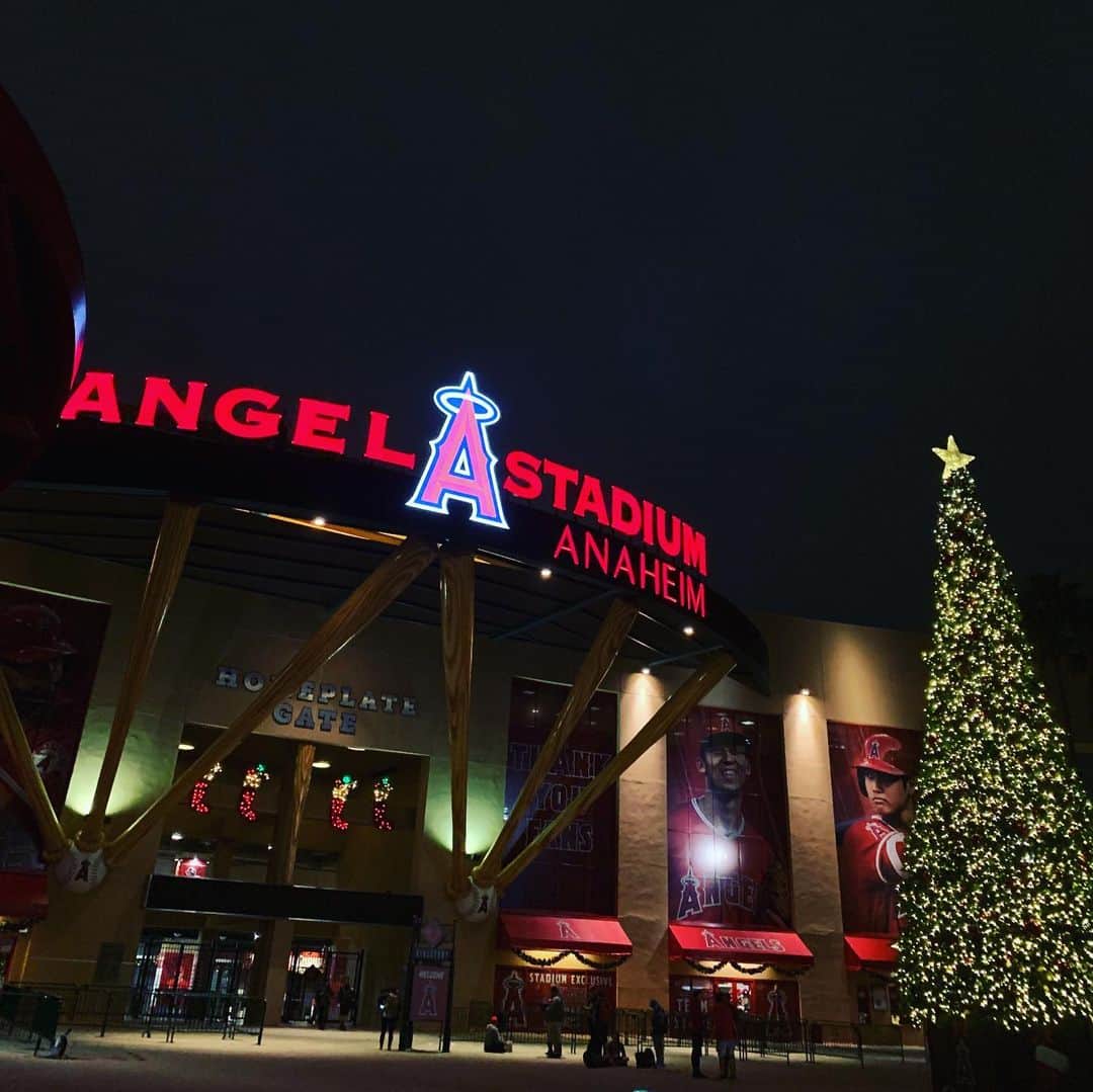 ベースボール専門メディア「Full-Count」さんのインスタグラム写真 - (ベースボール専門メディア「Full-Count」Instagram)「#エンゼルスタジアム もクリスマスの装いです🎄  先着30000名に配布された入場者プレゼントはChristmas stocking 🎁  #Angels #TheHaloWay #Chiristmas #angelstadium」6月29日 13時10分 - full_countc2