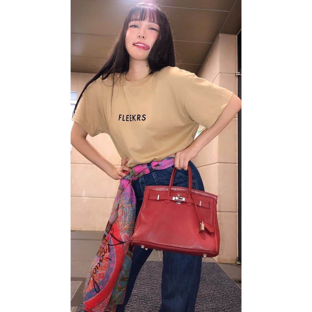 DJ mariennuのインスタグラム：「最近Jane Birkin が自分の中で再boom💋 birkin @hermes とJANTIQUESのdenim😍 Tシャツは組み合わせしやすい @fleekrs の❤️ ベルトにしたロングスカーフは @desigual  ハラコ×下駄なサンダルは @gucci の ・ ・ ・ #janekirkin #birkin #hermes #JANTIQUES #Desigual #gucci  #FLEEKRS #フリーカーズ #TGC #東京ガールズコレクション #ストリート #todaysFLEEKRS #ootd」