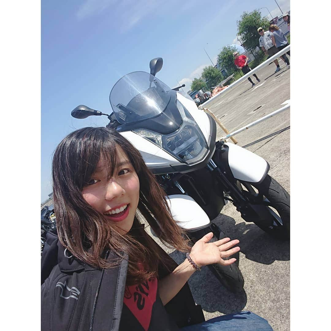 小野木里奈さんのインスタグラム写真 - (小野木里奈Instagram)「_ バイクのニュース更新👏 . ヤマハのトリシティの試乗記だよ☺️ 初の3輪バイク！ 乗らせていただきました～ . カーブするためにバイクを倒すとあまりの安定感にどこまで倒していいんだろう！？と、楽しみながら乗れました(^^) どこまでも傾けられるんです！笑 それこそトリタウンと同様、3輪ならでは！ . 雨の日は路面が濡れていたりとバイクライダーさんにとっては危ないシーンでも、トリシティなら2輪のバイクよりもフロントだけで2つの車輪で支えられているので滑りにくくなっています🏍️✨ . . 初心者目線で試乗した感想書いてみたので、ぜひぜひ～✨☺️ . . . . #yamaha #yamahatricity #yamahabike #yamahatricity155 #yamahaが美しい #bikelife #bikemagazine #biker #bike_japan #bikelove #bikegirl #bikerlifestyle #motorcycle #motorbike #motogirl #motostagram #バイク好きな人と繋がりたい #バイク女子 #バイク試乗会 #バイクが好きだ #バイクのある風景 #バイク乗りと繋がりたい #バイク見学 #バイク好き女子 #バイクスタグラム #バイク写真部 #バイク初心者」6月29日 13時03分 - rina_onogi