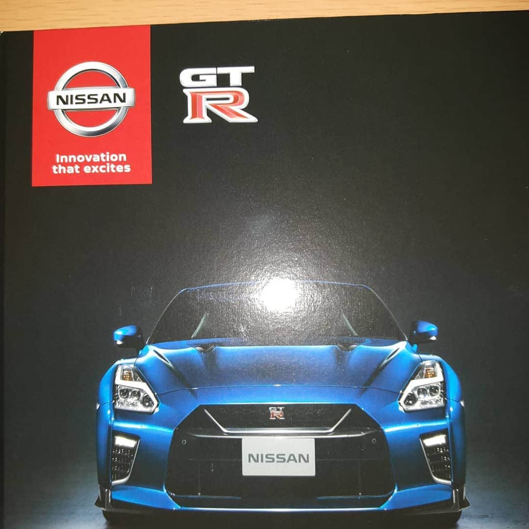 金原弘光のインスタグラム：「GT-Rのカタログが届いたよ～⤴ いや～、この青カッコいいなぁ～⤴ 欲しいな～⤴ 全てを諦めて、これに注ぎ込もっかな～⤴😱 #gtr35  #ワンガンブルー」