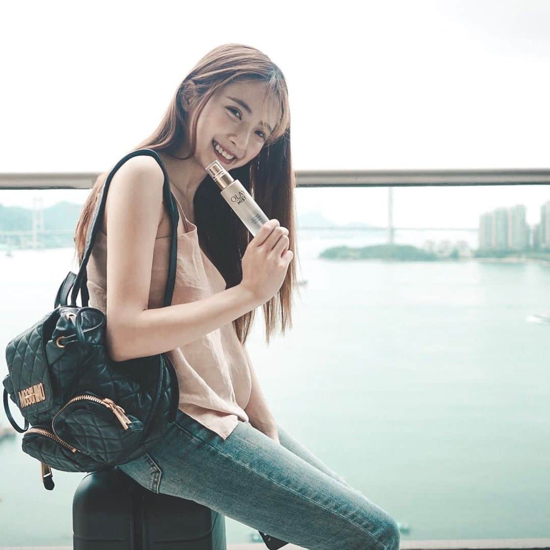 Giann Chanのインスタグラム：「去旅行最難捱嘅moment一定係搭飛機  因為皮膚真係會變到好乾  所以我袋入面一定有支保濕噴霧 隨時噴下幫皮膚補濕。 今次率先試用 OLAY 全新微米級精華噴霧 （7月5於萬寧/屈臣氏上架！） 佢同市面上大部分嘅保濕噴霧唔同係成分不單只有水，呢款係蘆薈版 入面有洋甘菊同蘆薈，會有埋舒緩修護效果，真係會做到補濕效果 ！  #微米級精華噴霧 #保濕噴霧 #天然植物萃取 #4大無添加 #USAEssenceMist #OLAYHK」