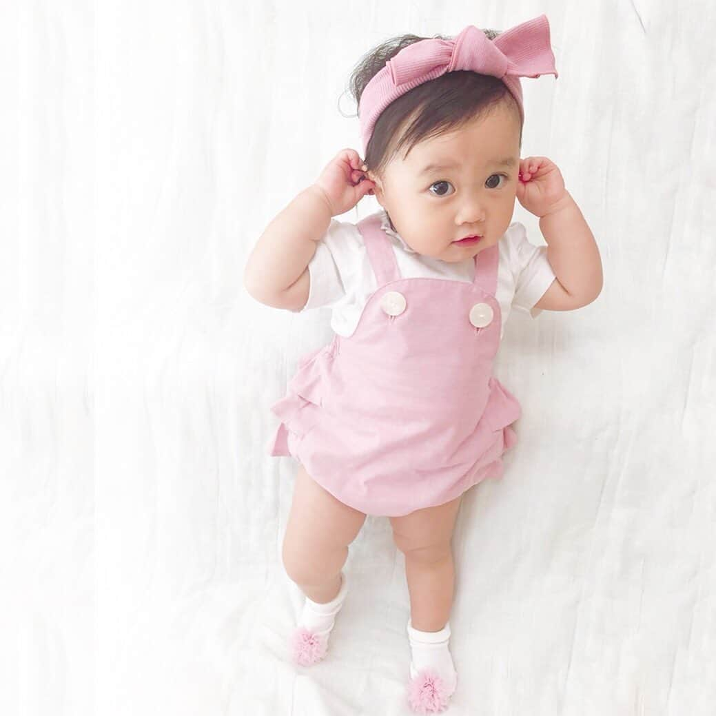 かわいいベビー服・子供服Babychuさんのインスタグラム写真 - (かわいいベビー服・子供服BabychuInstagram)「【のこりわずか❗べびちゅ限定🎀フリルサロペット】 . おしりのたっぷりフリルがたまらない😆💕 べびちゅだけの限定カラー「くすみピンクサロペット」がついに残りわずか👀💦 . シンプルなトップスを合わせるだけでOK✨ コーデもカンタンなサロペットはいま大人気❗ . コットン素材＆安心の日本製😌🌷 写真映えまちがいなし、贈り物にも喜ばれますよ🎁💕 . はやいもの勝ちにつき、いますぐGETしてね～～💨💨💨 . プロフィール欄のURLから「サロペットコーデ」をチェックしてね👊✔ . . #べびちゅオリジナル #フリルサロペット #フリフリ #ブルマ #くすみピンク #スモーキーピンク #ミミプポン #mimipoupons #ブルマコーデ #ベビーブルマ #べびちゅ #babychu #ig_kidsphoto #ig_babyphoto #かわいい #子供服 #ベビー服 #親バカ部 #女の子 #男の子 #娘 #息子 #赤ちゃん #ベビーコーデ #キッズコーデ #ベビーファッション #キッズファッション #出産祝い #baby #babychujp」6月29日 13時06分 - babychu2014