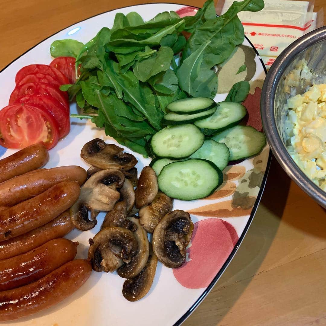 野間美由紀のインスタグラム：「冷蔵庫にあったものを総動員してパンを食べます。」