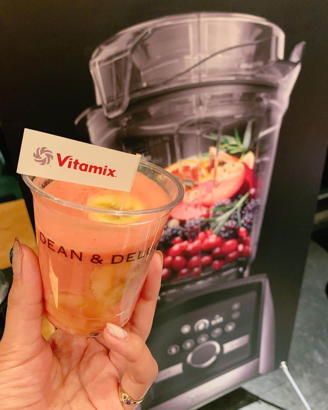 来夏さんのインスタグラム写真 - (来夏Instagram)「#🥕 歴史ある @vitamix  @vitamix_japan の新作partyへ.  これ一台で スープ, アイスクリーム,ドレッシング, パン生地,離乳食などなど 幅広く調理できる優れもの🥣  素材を生かした料理が 沢山作れて 楽しくなるね😉🍳 今度こそ我が家にも置こう🥑 #vitamix #バイタミックス #vitamix_ascent」6月29日 13時13分 - rairairaika