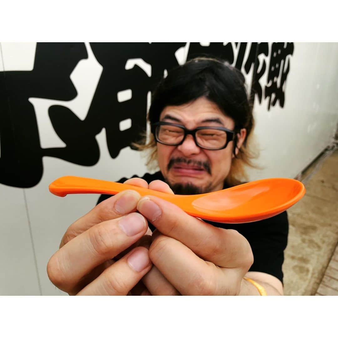 マキシマム ザ ホルモンさんのインスタグラム写真 - (マキシマム ザ ホルモンInstagram)「本日は"京都大作戦2019 〜倍返しです！喰らいな祭〜"に出演！  BEGINの皆さんのご機嫌を伺おうと、沖縄の人たちがいる楽屋へ行ってみたら、ORANGE RANGEの楽屋だった……。 あれれれ？？ 昨年の大作戦はBEGINと同じ出演日だったし、今日もバックヤードで沖縄顔(顔面そ〜れ)な人達がいたもんだから、てっきりBEGINと一緒だとばかり思ってた……。 『京都小作戦〜BEGINにビゲンで小ボケかましな祭〜』 昨年から計画していたこちらの開催は、残念ながら中止となりました。  ORANGE RANGE「それ何ですか？」 小作戦 実行委員長の計画が、花びらのように散りゆく中で、極めてまっとうな質問。 だから僕は精一杯生きて花になろう……。 『京都小作戦〜勘違いしてごめんな祭〜』 謝罪の意を込めてメンバーには、オレンジ色のレンゲを差し上げました。  ORANGE RANGEにORANGE RENGE。  何はともあれ、2年越しの大作戦。 去年の分もまとめてリベンジレンジ！ さぁ、大作戦も白髪もオマエ色に染め上げろ！  そして、2019年ホルモン夏フェスシリーズは今日からBEGIN！(←いやだから、今日はいないんだってば…そういう悪いクセあるよ)  byダイスケはん  #京都大作戦2019 #mik2019 #マキシマムザホルモン #ORANGERANGE #10FEET #オレンジレンジ及びBEGIN関係者各位ならびにファン皆さん大変失礼致しました #楽屋の巨大なノレンでメンバーが隠れてしまうので撮影の時に冷やかしに来た10FEETナオキに持たせてました #もう時効だと思うのでカミングアウト #去年のSweetLoveShowerでプレゼント用のレンジちゃんサイン入りTシャツに俺も混ざってました」6月29日 13時13分 - mth_official_33cjl