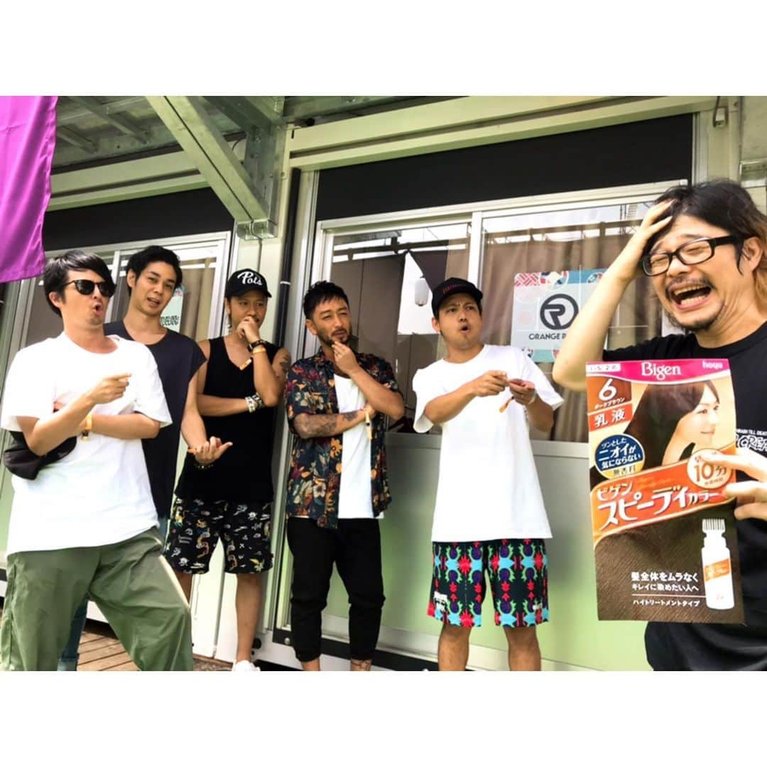 マキシマム ザ ホルモンさんのインスタグラム写真 - (マキシマム ザ ホルモンInstagram)「本日は"京都大作戦2019 〜倍返しです！喰らいな祭〜"に出演！  BEGINの皆さんのご機嫌を伺おうと、沖縄の人たちがいる楽屋へ行ってみたら、ORANGE RANGEの楽屋だった……。 あれれれ？？ 昨年の大作戦はBEGINと同じ出演日だったし、今日もバックヤードで沖縄顔(顔面そ〜れ)な人達がいたもんだから、てっきりBEGINと一緒だとばかり思ってた……。 『京都小作戦〜BEGINにビゲンで小ボケかましな祭〜』 昨年から計画していたこちらの開催は、残念ながら中止となりました。  ORANGE RANGE「それ何ですか？」 小作戦 実行委員長の計画が、花びらのように散りゆく中で、極めてまっとうな質問。 だから僕は精一杯生きて花になろう……。 『京都小作戦〜勘違いしてごめんな祭〜』 謝罪の意を込めてメンバーには、オレンジ色のレンゲを差し上げました。  ORANGE RANGEにORANGE RENGE。  何はともあれ、2年越しの大作戦。 去年の分もまとめてリベンジレンジ！ さぁ、大作戦も白髪もオマエ色に染め上げろ！  そして、2019年ホルモン夏フェスシリーズは今日からBEGIN！(←いやだから、今日はいないんだってば…そういう悪いクセあるよ)  byダイスケはん  #京都大作戦2019 #mik2019 #マキシマムザホルモン #ORANGERANGE #10FEET #オレンジレンジ及びBEGIN関係者各位ならびにファン皆さん大変失礼致しました #楽屋の巨大なノレンでメンバーが隠れてしまうので撮影の時に冷やかしに来た10FEETナオキに持たせてました #もう時効だと思うのでカミングアウト #去年のSweetLoveShowerでプレゼント用のレンジちゃんサイン入りTシャツに俺も混ざってました」6月29日 13時13分 - mth_official_33cjl