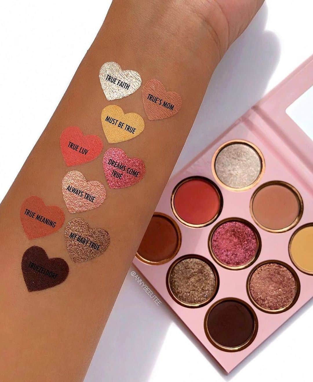 Kylie Cosmeticsさんのインスタグラム写真 - (Kylie CosmeticsInstagram)「Koko Palette swatches 💗✨ comment your favorite shade! 🌸 by @annybeeutee」6月29日 13時15分 - kyliecosmetics