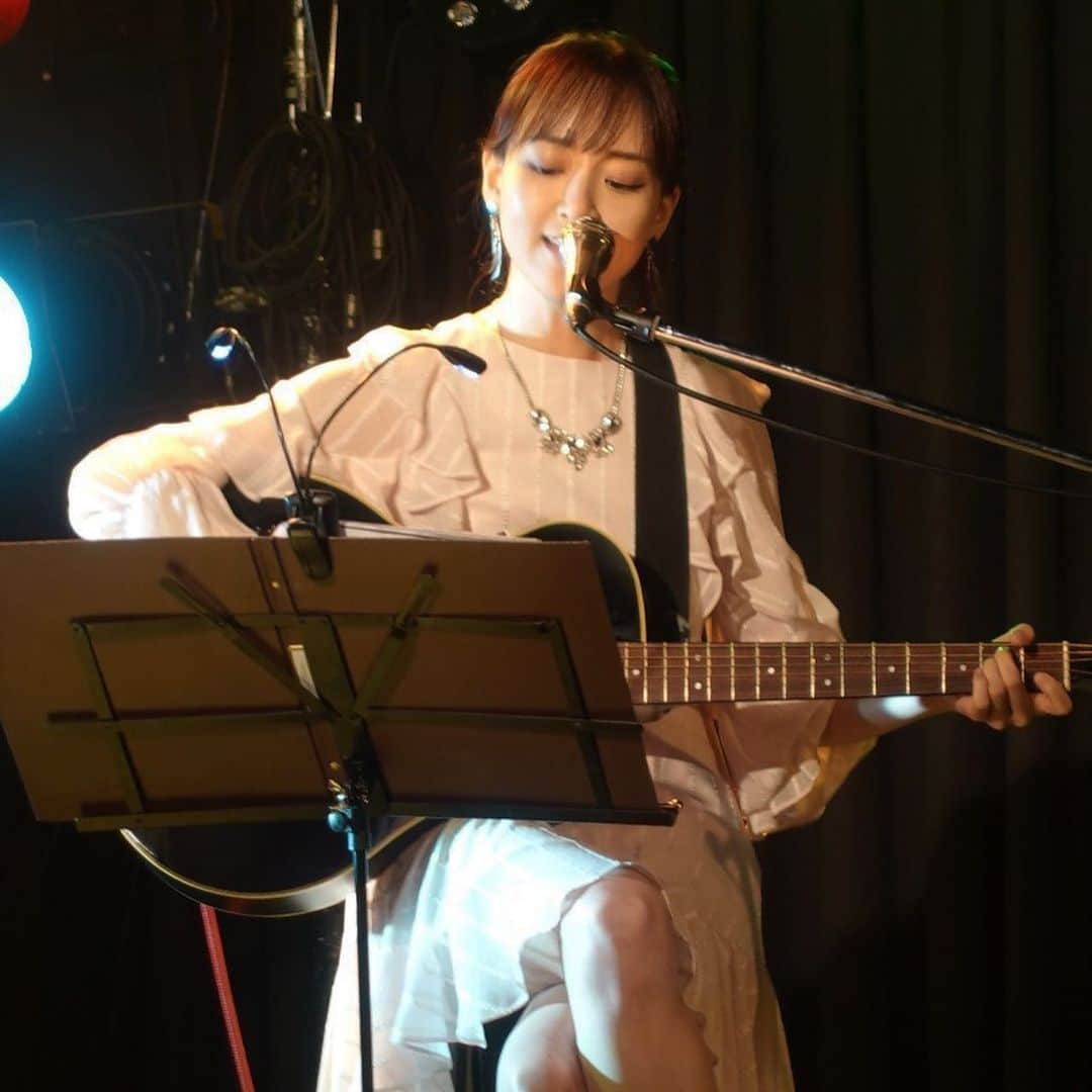 長谷川萌美さんのインスタグラム写真 - (長谷川萌美Instagram)「. . 昨夜は 柏Thumb Upでした🎤 ありがとうございました🌙❣️ @kashiwathumbup . 2人で新しく歌う曲や！ 金曜日のお仕事終わりに聴いて頂けて嬉しい曲、またアレンジを変えて歌ったりとたのしかったです！ たくさん歌わせて頂きました！♪ありがとうございました💓 . 次の対バンライブは、 初めての場所👭 7/4(火)「上野音横丁」さんにて🎵 ぜひお越しください！🍀🤗🌈 . .  #ビタスイ #live #対バン  #柏 #ライブハウス #遠ラブ #ライブ #遠いところへ行くのでしょう #ラブストーリーは始まらない」6月29日 13時15分 - moemi_hasegawa