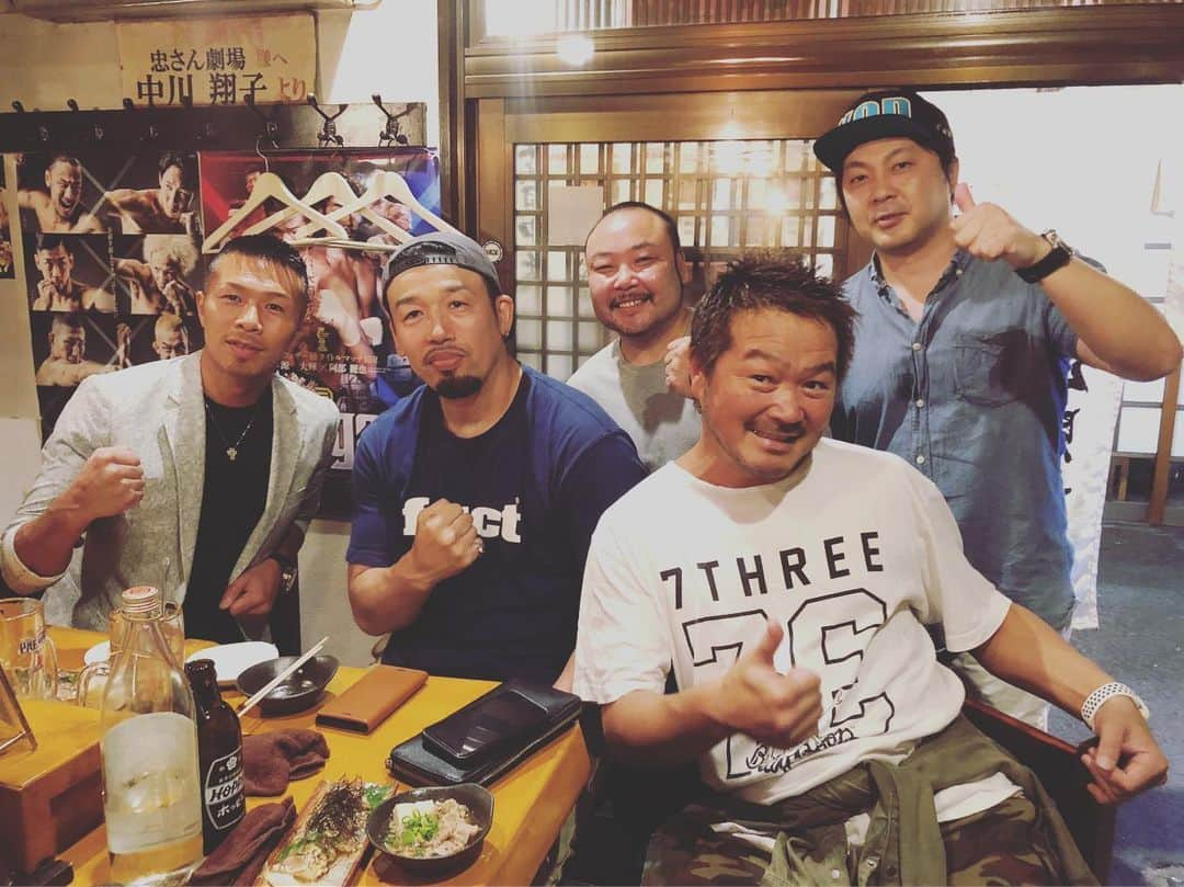 内山高志さんのインスタグラム写真 - (内山高志Instagram)「昨日の忠さん劇場  ゴツい人間が多かった（笑）  K1日本ヘビー級王者 武蔵さん  いつも仲良くして頂きありがとうございます😊  大学時代に試合して一勝一敗の同級生、森和也もいて久しぶりに楽しかった^_^  武蔵さん、加山さん、トモさん、磯さん、あっちゃん  いつも楽しい時間をありがとう😊  #忠さん劇場 #武蔵 さん #加山 さん #トモ さん #磯 さん #あっちゃん #小口忠寛  ちゃん #森和也 #謎のクロちゃん」6月29日 13時22分 - takashikod