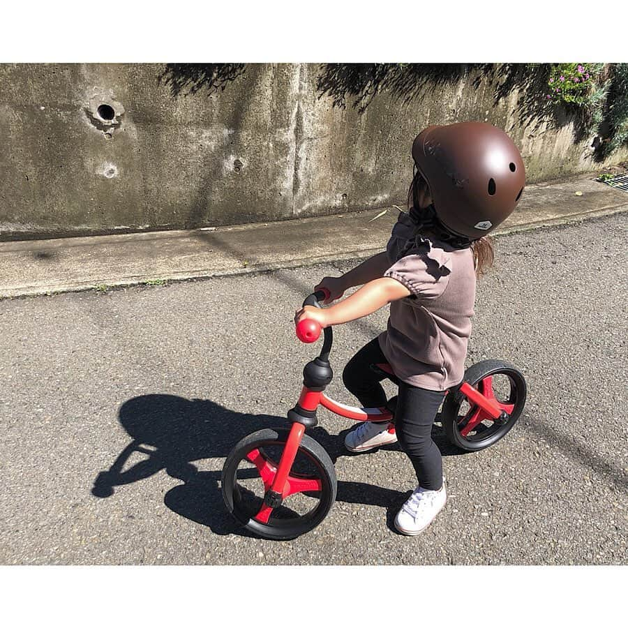 nanaさんのインスタグラム写真 - (nanaInstagram)「* 娘、3歳のお誕生日目前にバランスバイクデビュー😽✨ @smartrikejapan のにしたよ♡ 真っ赤なバイクかわいい❤️ * しかし届いてからと言うもの、毎週末雨…☔︎ 梅雨の晴れ間を狙って、こないだやっと乗れた！ * 気に入りすぎて、「じてんしゃ！じてんしゃ！」って毎日言われる…😂 * 組み立ても10分くらいでできたし(パパが👨🏻) 初めて乗った娘もスイスイ乗れて、本当にお気に入りです！♡ * ぜひsmartrike.jpで検索してみてください☝︎♡ * * * #スマートトライク #smartrike #ベビーカー #三輪車 #pr #3歳 #3歳誕生日 #バランスバイク #誕生日プレゼント #3歳誕生日プレゼント #キッズヘルメット #テータテート #バースデイ #毎日がバースデイ #むすめふく #娘 #娘コーデ #コンバース」6月29日 13時23分 - nana7_photo