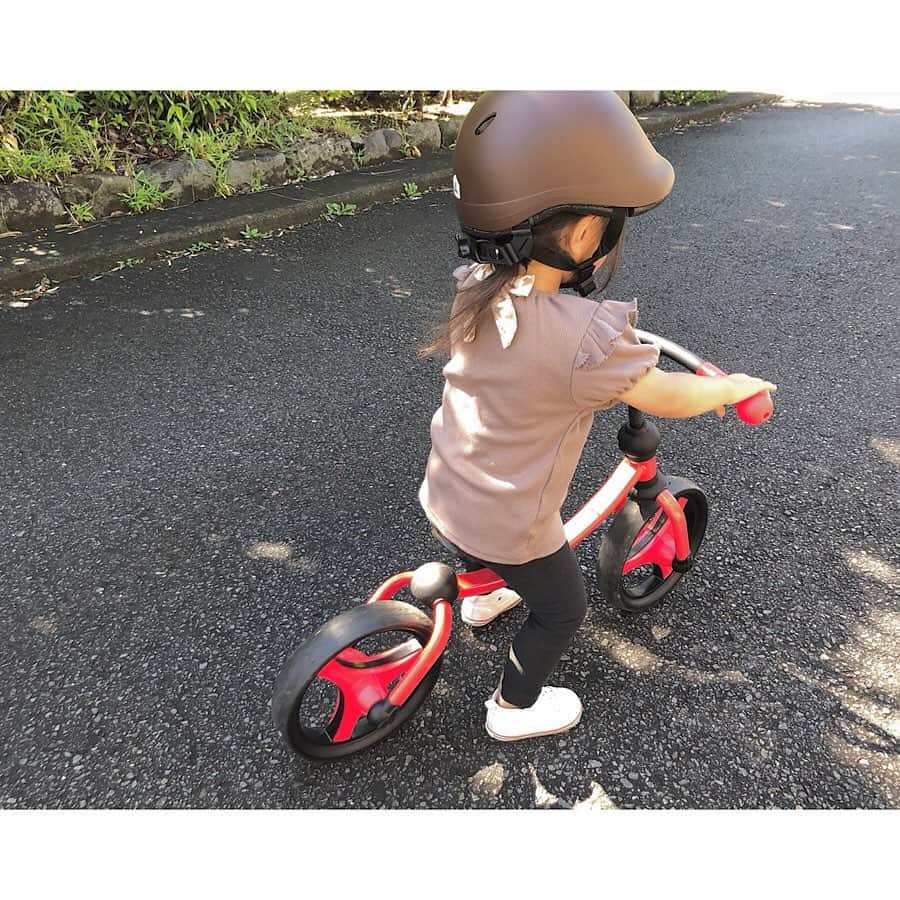 nanaさんのインスタグラム写真 - (nanaInstagram)「* 娘、3歳のお誕生日目前にバランスバイクデビュー😽✨ @smartrikejapan のにしたよ♡ 真っ赤なバイクかわいい❤️ * しかし届いてからと言うもの、毎週末雨…☔︎ 梅雨の晴れ間を狙って、こないだやっと乗れた！ * 気に入りすぎて、「じてんしゃ！じてんしゃ！」って毎日言われる…😂 * 組み立ても10分くらいでできたし(パパが👨🏻) 初めて乗った娘もスイスイ乗れて、本当にお気に入りです！♡ * ぜひsmartrike.jpで検索してみてください☝︎♡ * * * #スマートトライク #smartrike #ベビーカー #三輪車 #pr #3歳 #3歳誕生日 #バランスバイク #誕生日プレゼント #3歳誕生日プレゼント #キッズヘルメット #テータテート #バースデイ #毎日がバースデイ #むすめふく #娘 #娘コーデ #コンバース」6月29日 13時23分 - nana7_photo