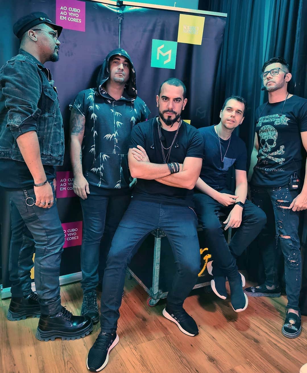 Sorriso Marotoのインスタグラム：「Pega a pose de #BadBoysBand dos mininu do Grajaú 😏 🤦🏻‍♂️ Bora pro palco fazer música porque se depender de #mudelar noix morre é de fome nessa bagaça 😂 Vem que vem, Curitiba! #AoCuboAoVivoEmCores @bcbrunocardoso @eusergiojr @crisjog @vinisorriso @frd.silva」