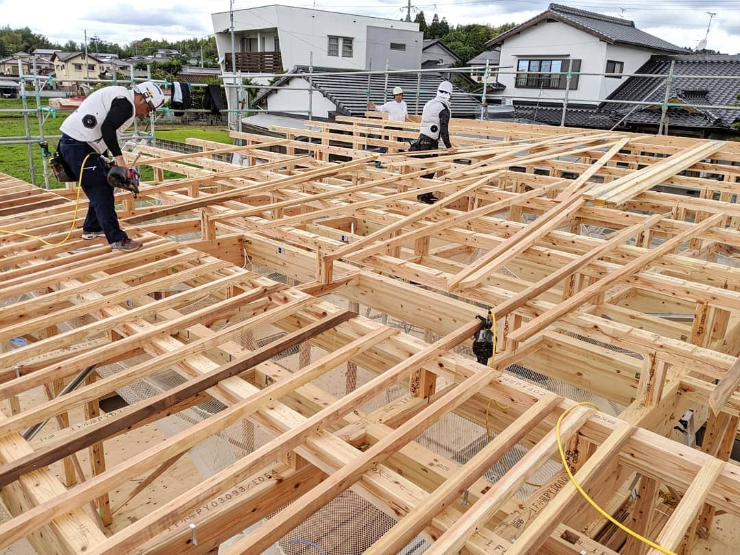 有限会社 稲葉製材住宅さんのインスタグラム写真 - (有限会社 稲葉製材住宅Instagram)「どーも、今村です🤥 次いつ晴れるか分からない中 梅雨の合間を見て棟上げ完了！ 材料は県産材の小国杉を使用しています🌲 小国杉は寒暖差がある地域で育ったので 木目の詰まった丈夫な材料です 杉材の手触りや香りは免疫細胞を活発化し 風邪など引きにくくなる効果もあります 雨が続き作業がなかなか進みませんが 工事の様子は随時公開しています😊  #棟上げ#なんとか出来ました#上棟#材料#こだわり#柱#梁#県産材#小国杉#高品質#素材#自然素材#平屋#家#新築#マイホーム#住宅#一戸建#注文住宅#リフォーム#暮らし#日々#工務店#熊本#玉名#山鹿#荒尾#稲葉製材住宅#イナバ」6月29日 13時25分 - inaba_home