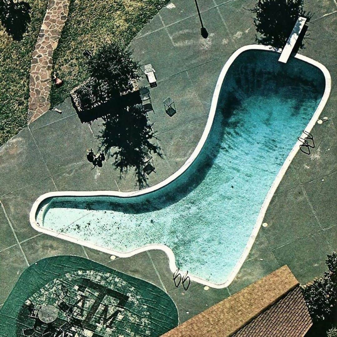 のインスタグラム：「Stay cool 💦 today Drink water Wear sandals  #labottegardiane #bootpool #boots #sandals #pool#swimmingpool#pooldesign」