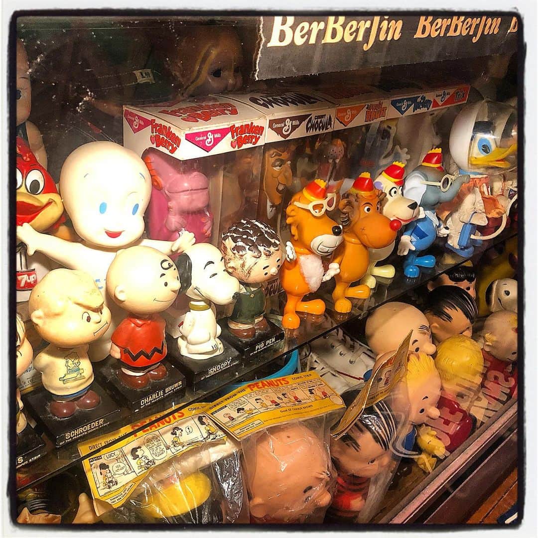 大川知英のインスタグラム：「＆BerBerJin Openおめでとうございます❗🙇‍♂️️🇺🇸早く行きたい👮🏼‍♂️目ん玉デカくなる ビンテージTシャツが❗️次は是非、 『Toy's  BerBerJin 』 オープンを😎w ※画像は関係なくすいません。 #&berberjin #open#vintage #欲しいTシャツが#おめでとうございます#原宿#amecajiboys #takatsubase」
