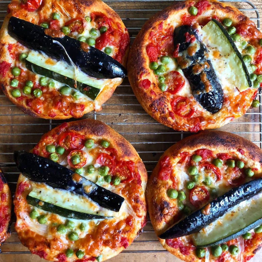 CHIPPRUSONのインスタグラム：「ダイナミック❗️夏野菜のピザ🍕 ・ ・ 本日は、14時よりopenいたします。皆さま、後ほど〜🎵 本日分は完売となりました。ありがとうございます。」